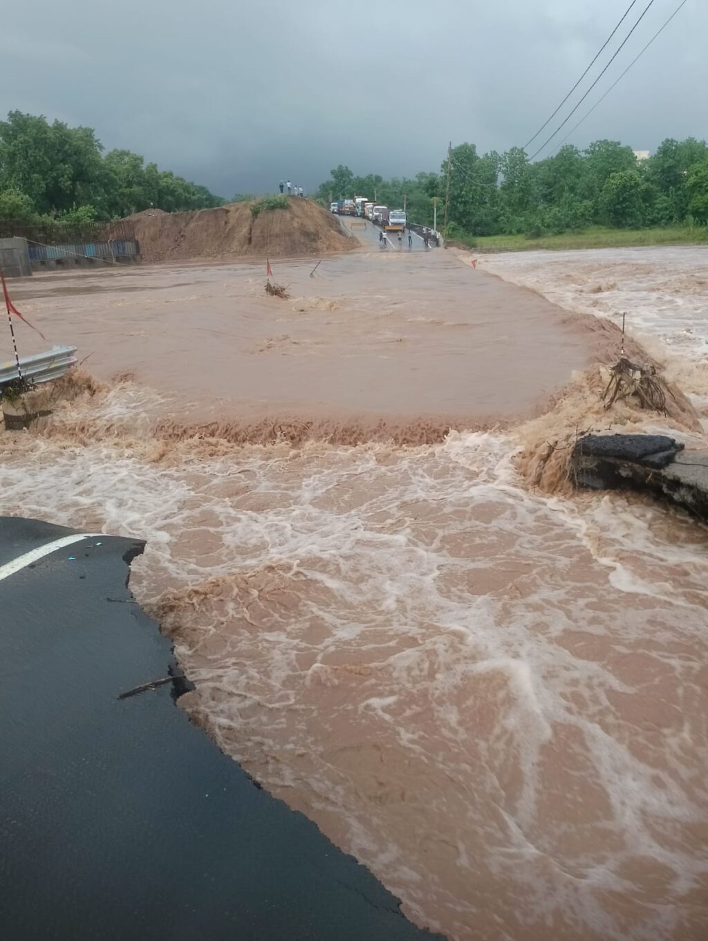 Narmdapuram - उफान पर सुखत्तवा नदी ,हुआ NH-69 पर आवागमन बंद,यात्री परेशान 1 IMG-20220718-WA0032