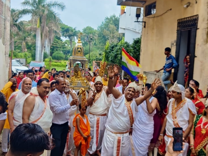 यहाँ हुआ अष्टानिका पर्व की समाप्ति - भगवान श्रीजी की निकाली पालकी शोभायात्रा,गलियों में गूजे जयकारे 1 aarati