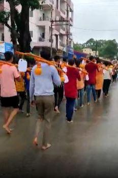 बैतूल - कावडीयों ने किया शिव का जल अभिषेक,महाकाल चौक के शिव मंदिर से निकाली कावड़यात्रा , 3 bb 1