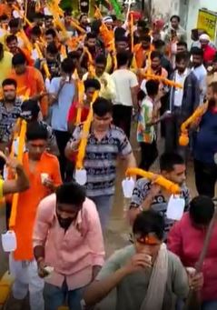 बैतूल - कावडीयों ने किया शिव का जल अभिषेक,महाकाल चौक के शिव मंदिर से निकाली कावड़यात्रा , 1 bb 2