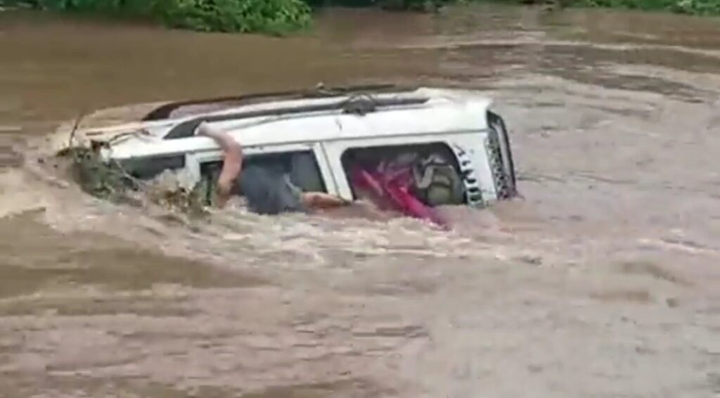 नदी में समाई Scorpio- सावनेर में बही, एक ही परिवार के छह लोग थे सवार, तीन के शव मिले 1 image