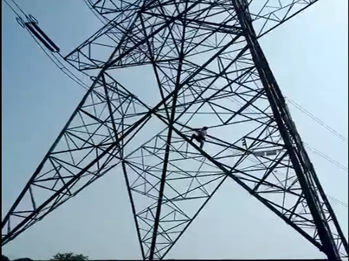 60 फीट ऊंचे हाईटेंशन टॉवर से गिरा युवक,पत्नी का मायके से नहीं लौटना पति के लिए पड़ा भारी,हाईटेंशन टॉवर से फिसला पैर 1 mnb