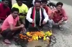 श्रद्धांजलि - गड्ढों को हार-फूल चढ़ाकर दी श्रद्धांजलि,बताया हो सकता है बड़ा हादसा ! 2 mb