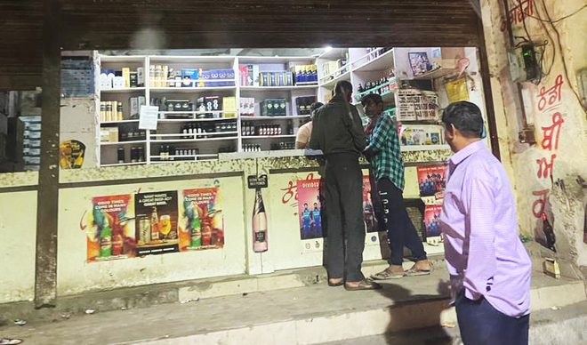 शराब मुफ्त - Buy One Get One से शराबियो में हर्ष की लहर,पहले आवो और पहले पाओ ,देवास में आबकारी विभाग भी लाभ लेकर मदहोश रहा..? 1 nj