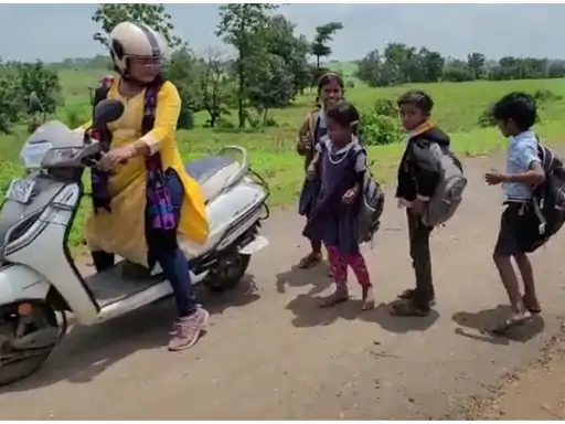 Betul - स्कूटी वाली टीचर की कहानी,फरिश्ता बनीं टीचर ,बच्चो के लिए खुद करती है यह विशेष सेवा 1 schooti