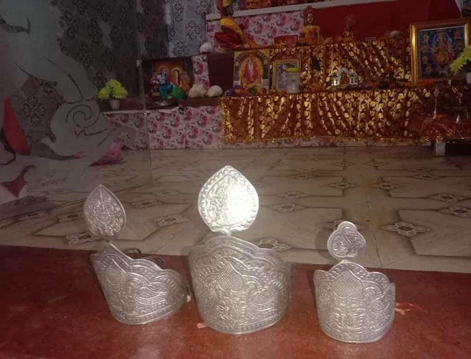 चोर के मन में जागी आस्था की जोत,चुराए चांदी के मुकुट वापस रख के गया 2 FB IMG 1666189880034