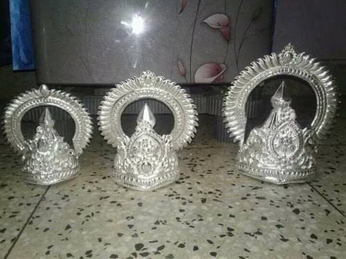 चोर के मन में जागी आस्था की जोत,चुराए चांदी के मुकुट वापस रख के गया 1 images