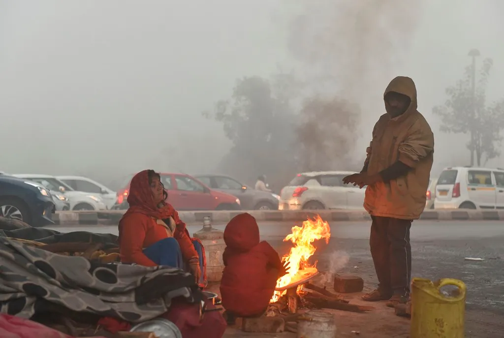 Weather Update Today दिल्ली में बढ़ी कड़ाके की ठंड, कई दक्षिणी राज्यों में बारिश का कहर, आईएमडी ने जारी किया अलर्ट! 1 Weather Update Today दिल्ली में बढ़ी कड़ाके की ठंड, कई दक्षिणी राज्यों में बारिश का कहर, आईएमडी ने जारी किया अलर्ट!