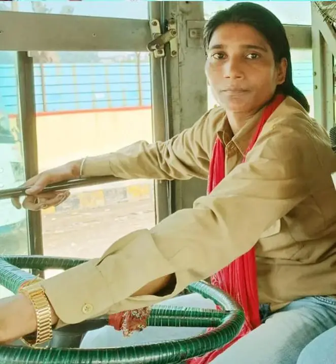 UP की पहली महिला सरकारी बस चालक बनी चाय की दुकान से करती थी अपना गुजरा 2 Priyanka Shrma UP Bus Driver 6347b2ef8e606