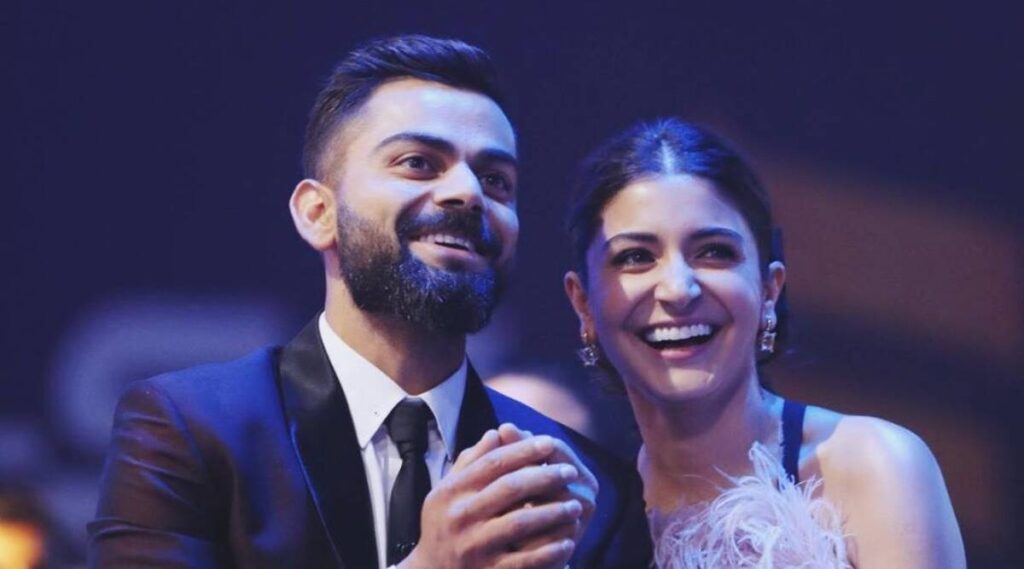 Virat Kohli की पत्नी अनुष्का शर्मा है बेहद खूबसूरत हॉटनेस देख आप भी हो जाओगे अनुष्का के दीवाने छोटी ड्रेस की लोगों ने जमकर उड़ाया मजाक 1 anushka-virat-ipl