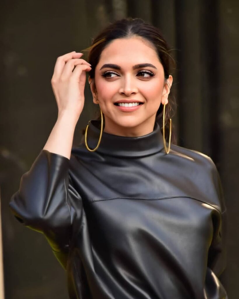 Deepika Padukone की इस साड़ी की कीमत जान के पांव तले जमीन खिसक जाएगी खरीदने की सोचने से पहले जान लें इसकी कीमत ? 2 cf58a40b226c44c520a0a882407b70ef 1