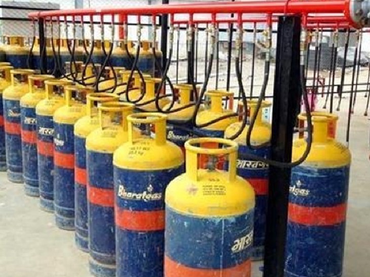 New Year LPG Price Today: नए साल के पहले दिन गैस सिलेंडर के दाम में आया बदलाव, चेक करें आपके शहर के लेटेस्ट रेट्स 2 gas 1648784205