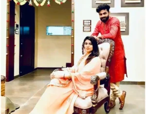 jadeja-looks-traditionally-dressed-and-so-is-with-rivaba-as-the-couple-pose-for-a-photo-202204-1649858433-650x510