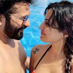 kamya-punjabis-pool-scenes-with-boyfriend-shalabh-dang-will-give-you-goals-201910-1571042099