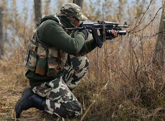 पाकिस्तानी घुसपैठिया मारा गया : पंजाब में बॉर्डर की ओर आ रहे पाकिस्तानी घुसपैठिए को BSF ने मार गिराया और हथियार बरामद किये गए 2 kashmir 1