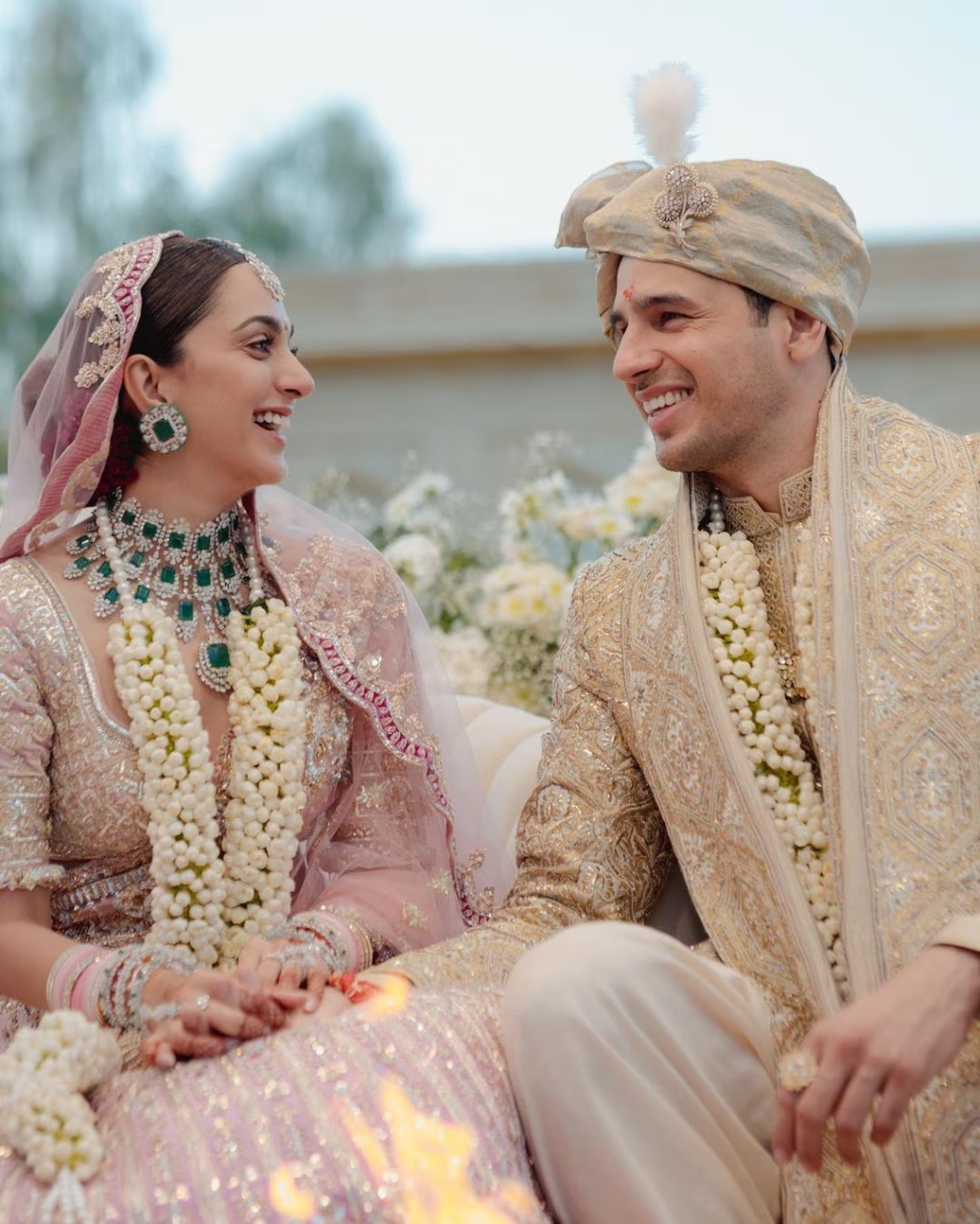 Kiara Sidharth Wedding Pics: सुनहरी शेरवानी में खूब जचा दूल्हा तो गुलाबी लहंगे में गुलाब सी खिल उठी दुल्हन, हार बैठेंगे दिल 1 image-115