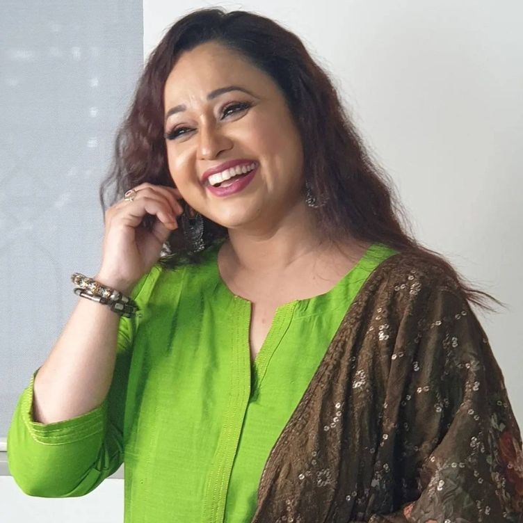 TMKOC के भिड़े की पत्नी माधवी भाभी असल जिंदगी में है बेहद हॉट , ये फोटोज देख मचल जायेगा आपका दिल 4 image 160
