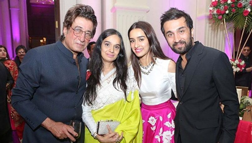 Shakti Kapoor: की पत्नी शिवांगी कोल्हापुरे किसी स्वर्ग की अप्सरा से कम नहीं , बेटी श्रद्धा कपूर को भी अपने बोल्ड लुक से देती है मात 3 image 248