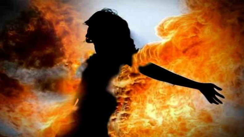 Madhya Pradesh: के इंदौर शहर में कॉलेज के पूर्व छात्र ने महिला प्रोफेसर को जिंदा जलाने की करी कोशिश 80% आग से झूलजी महिला प्रोफेसर की हालत गंभीर 2 image 262