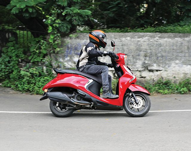 Yamaha ने लॉन्च किया ये <strong>65-70 किलोमीटर का माइलेज</strong> देने वाला स्कूटर, स्पोर्टी लुक देख पापा की परी एक्टिवा को कह देंगी टा-टा 3 image 276