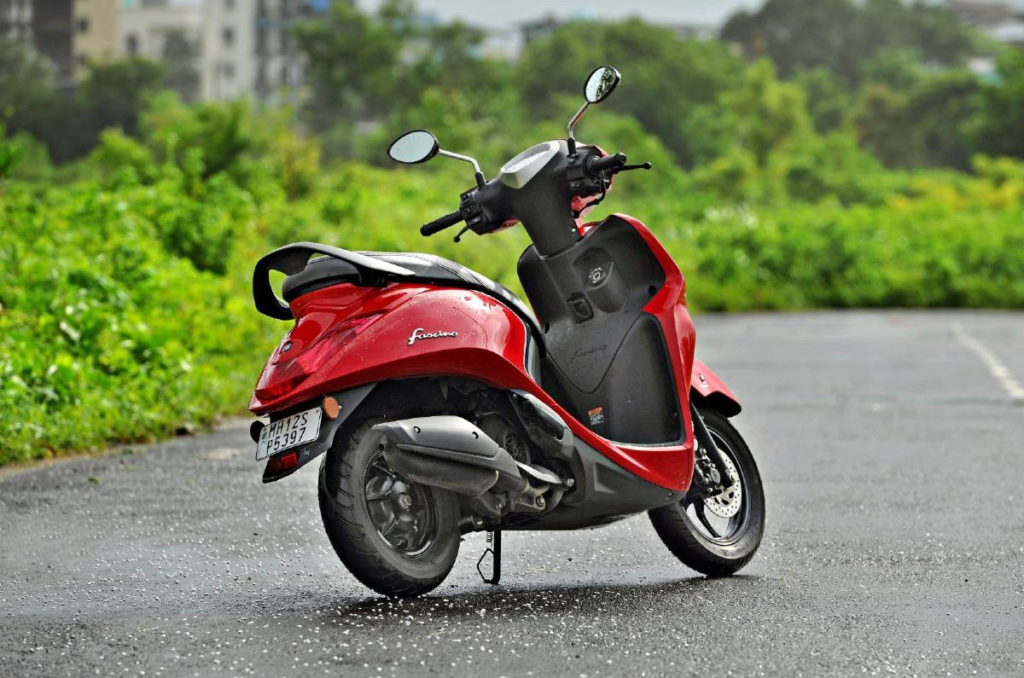 Yamaha ने लॉन्च किया ये <strong>65-70 किलोमीटर का माइलेज</strong> देने वाला स्कूटर, स्पोर्टी लुक देख पापा की परी एक्टिवा को कह देंगी टा-टा 2 image 277
