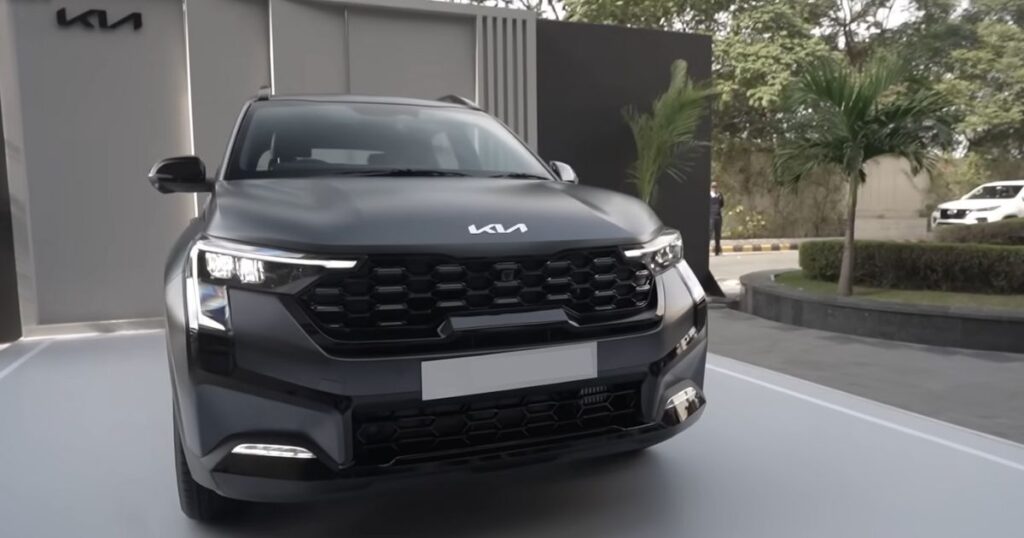 Tata और Hyundai की धड़कने रोकने आ रही नई Kia Clavis SUV, कीमत है बेमिशाल 4 1 8 1024x538 1