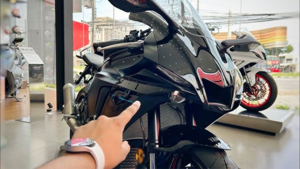 KTM की हेकड़ी निकाल देंगा Yamaha R15 का चमचमाता लुक, खचाखच फीचर्स के साथ इंजन भी होगा मजबूत