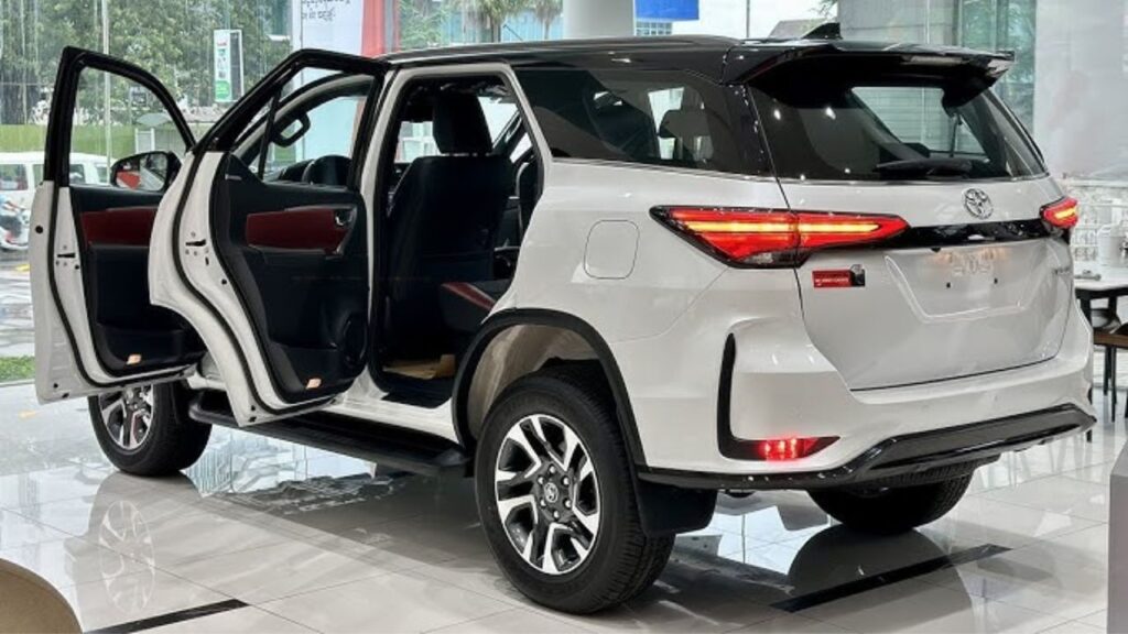 Tata के चक्के जाम कर देंगी Toyota की धांसू SUV, मॉडर्न लुक में फीचर्स भी मिलेंगे प्रीमियम