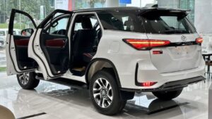 Tata के चक्के जाम कर देंगी Toyota की धांसू SUV, मॉडर्न लुक में फीचर्स भी मिलेंगे प्रीमियम