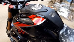 TVS Apache की गिल्लियां उड़ा देगी Honda की ये स्टाइलिश बाइक, ताबड़तोड़ फीचर्स के साथ माइलेज भी है जबराट