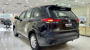 Toyota ने लांच किया Innova HyCross का धांसू वेरिएंट, लक्ज़री फीचर्स और दमदार इंजन देख नेतानगरी की बनेगी पहली पसंद