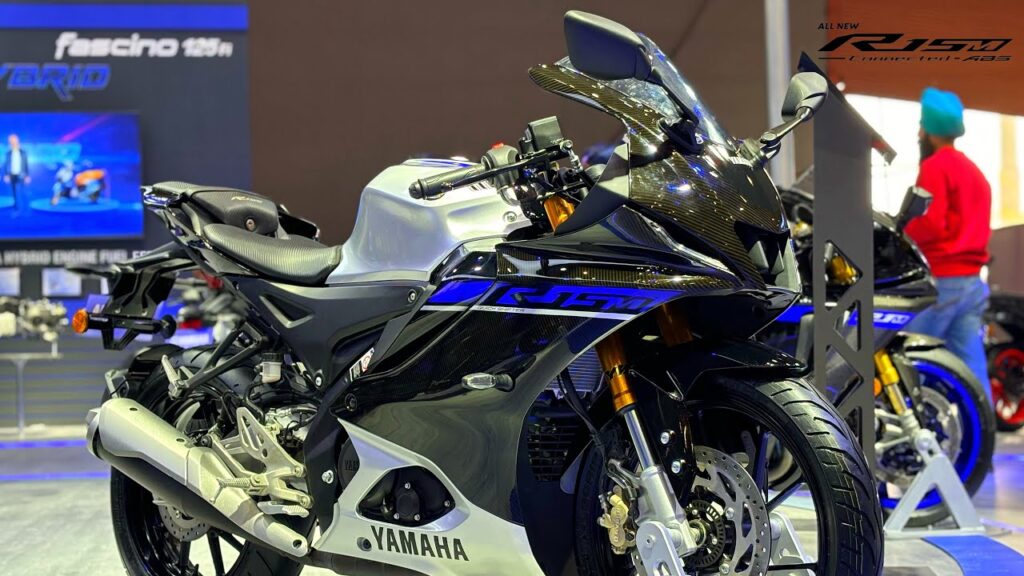 KTM को खदेड़ देगी Yamaha की रेसिंग क़्वीन R15, मस्कुलर लुक और शानदार कंट्रोलिंग के साथ देख कीमत
