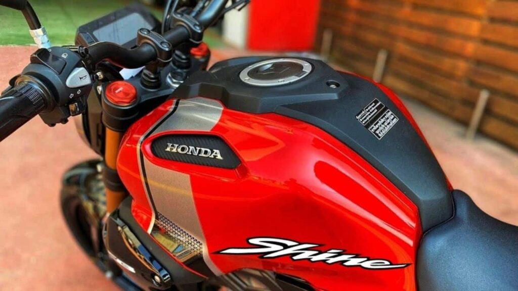 भारतीय बाजार में गदर मचा रही Honda की धाकड़ बाइक, ताबड़तोड़ फीचर्स और सॉलिड इंजन के साथ देखे कीमत