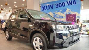 ग्राहकों को दिवाना बना रही Mahindra XUV300 कार, चुलबुले फीचर्स और फर्राटेदार इंजन के साथ देखे कीमत